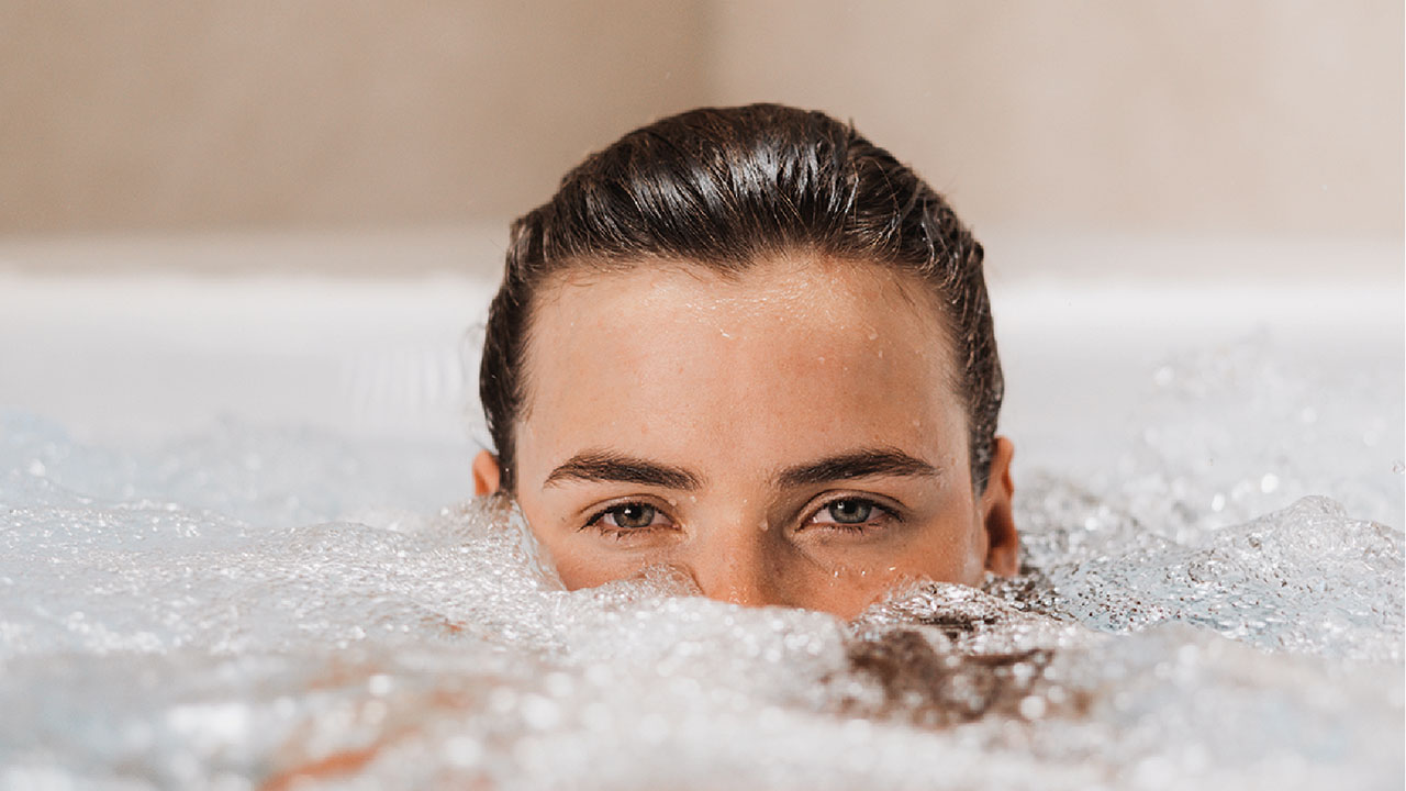 Frau im Wasser im Hallenbad