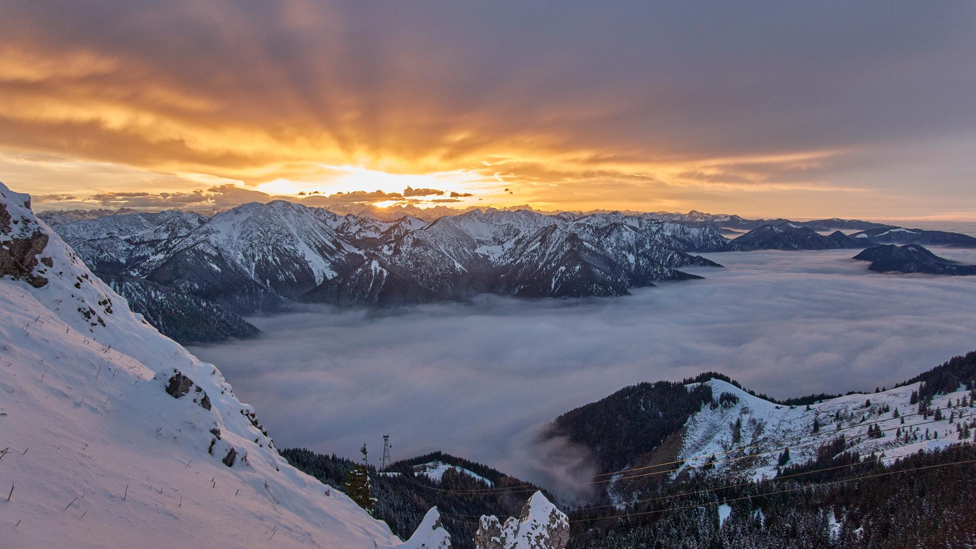 Bergsicht mit Sonnenaufgang im Hintergrund