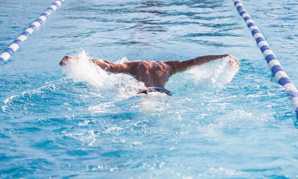 Großes Schwimmerbecken für Sportler