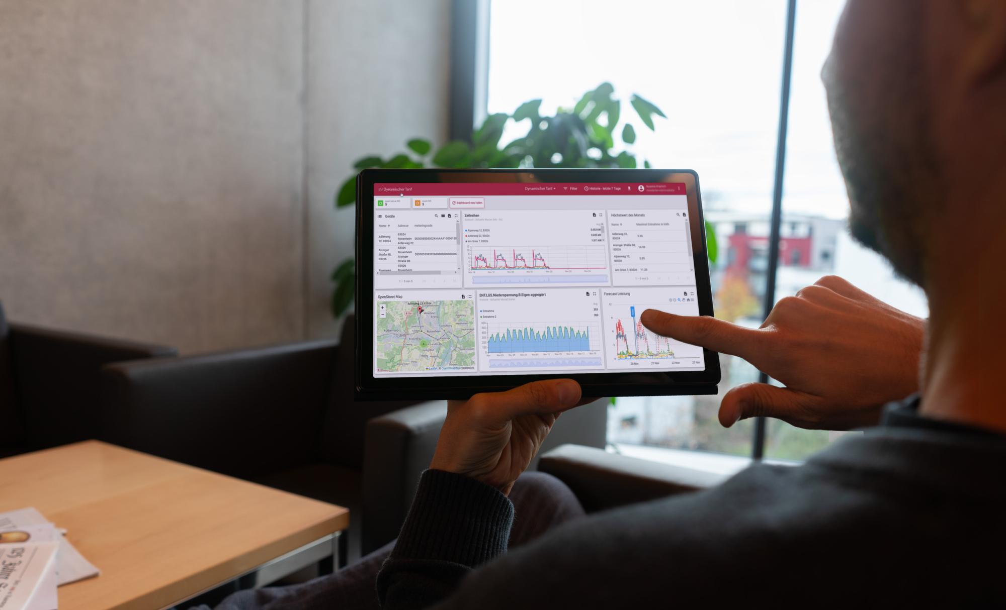 Kunde bedient auf dem Tablet das digitale Cockpit der Stadtwerke Rosenheim