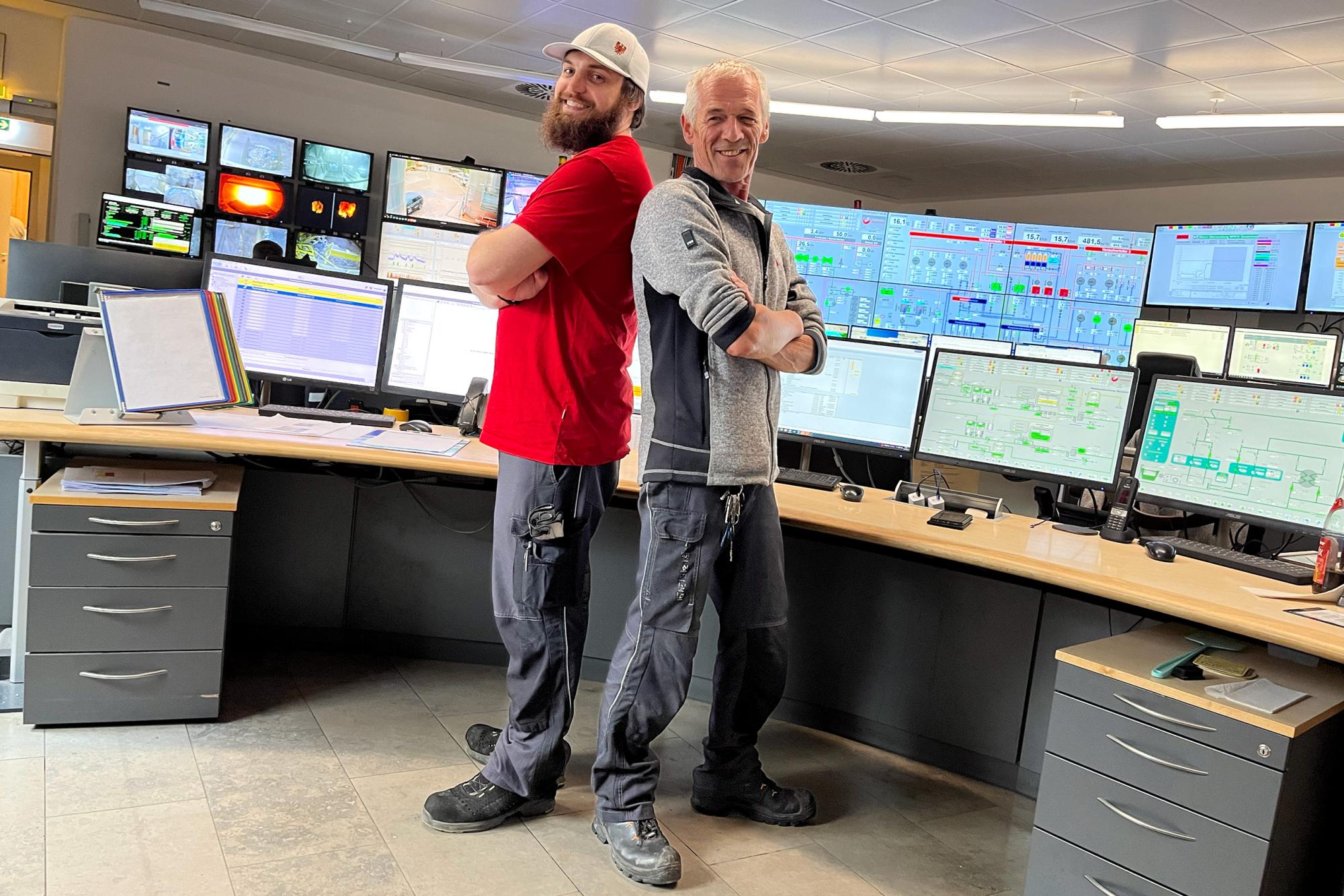 Andreas und Wolfgang im Büro, Blick auf die Monitore im MHKW