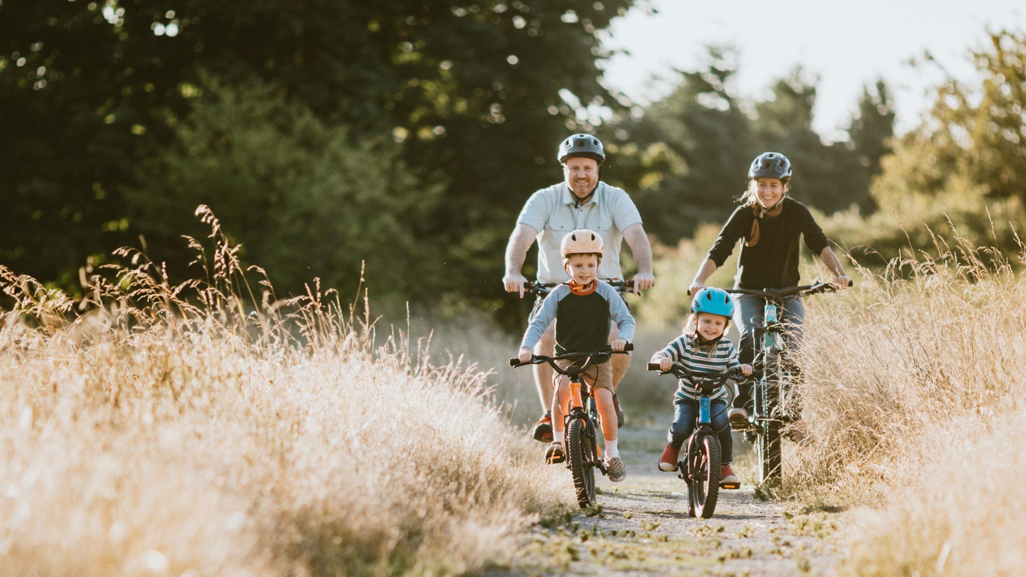 Eine junge Familie fährt Fahrrad in der Natur