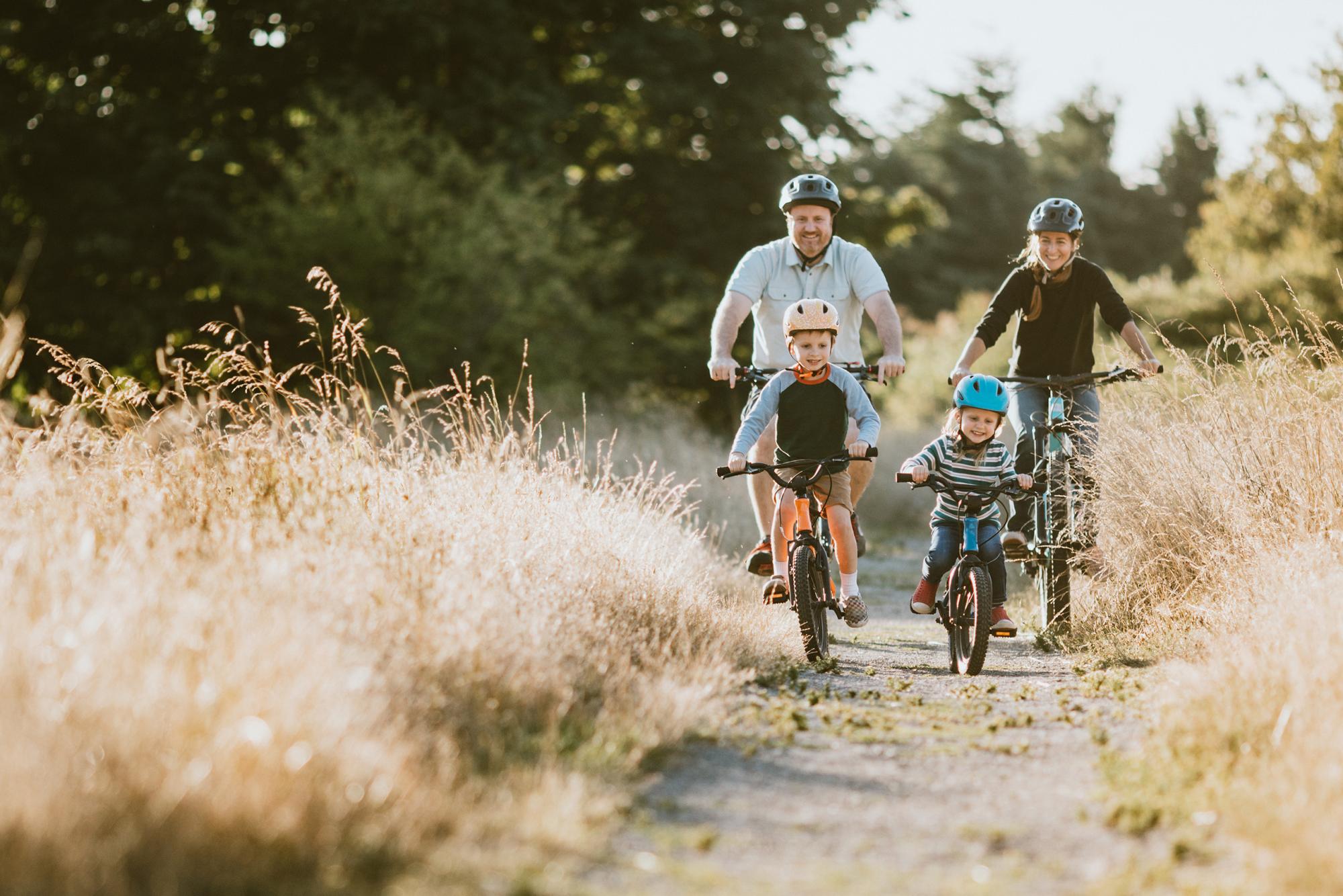 Junge Familie fährt Fahrrad in der Natur