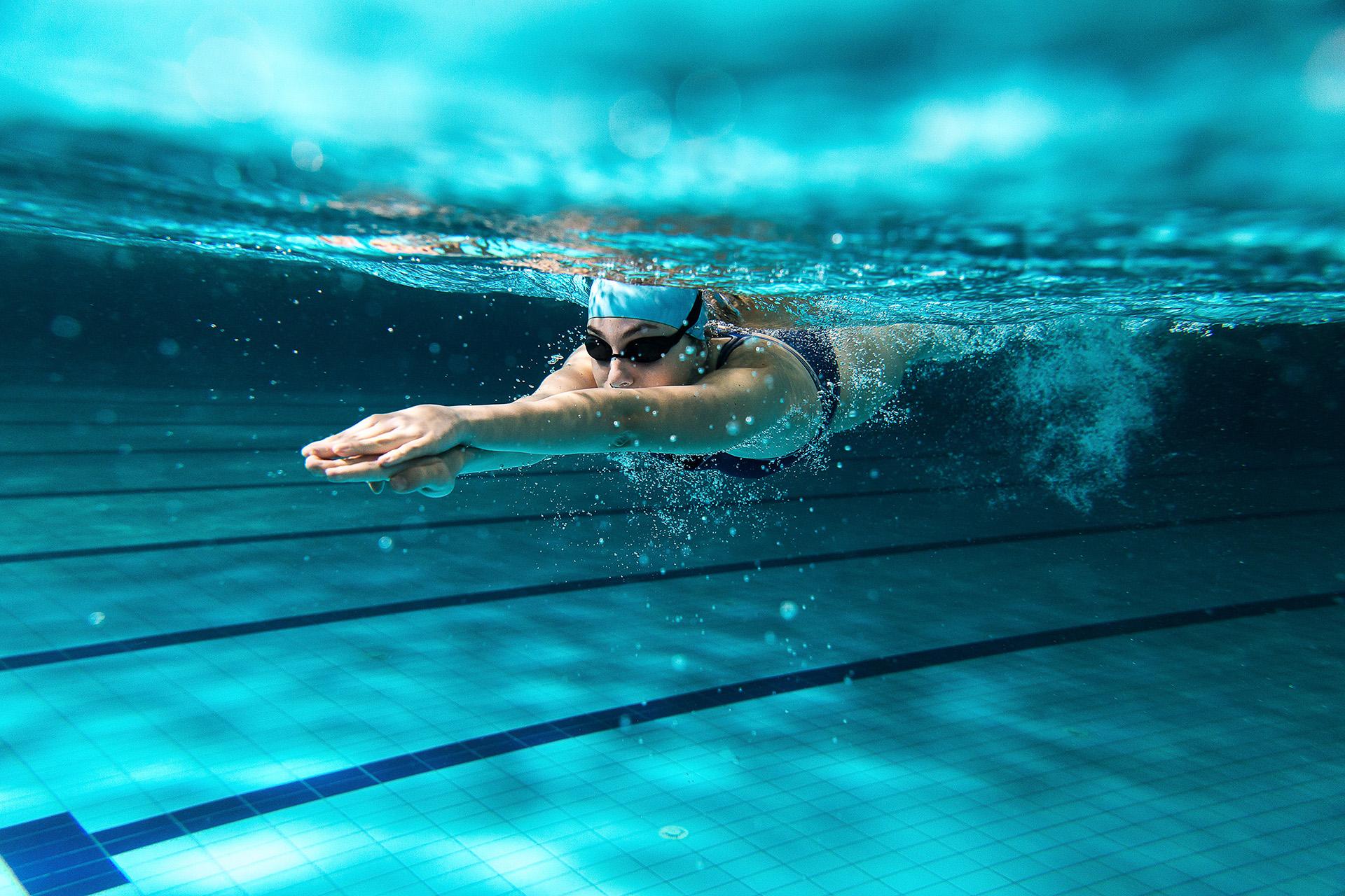 Tauchende Person im Schwimmbecken