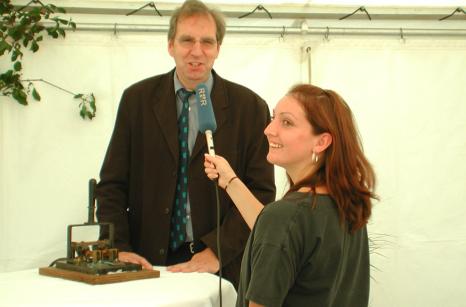 Dr. Brühl wird interviewt (Schalthaus Einweihung 2003)